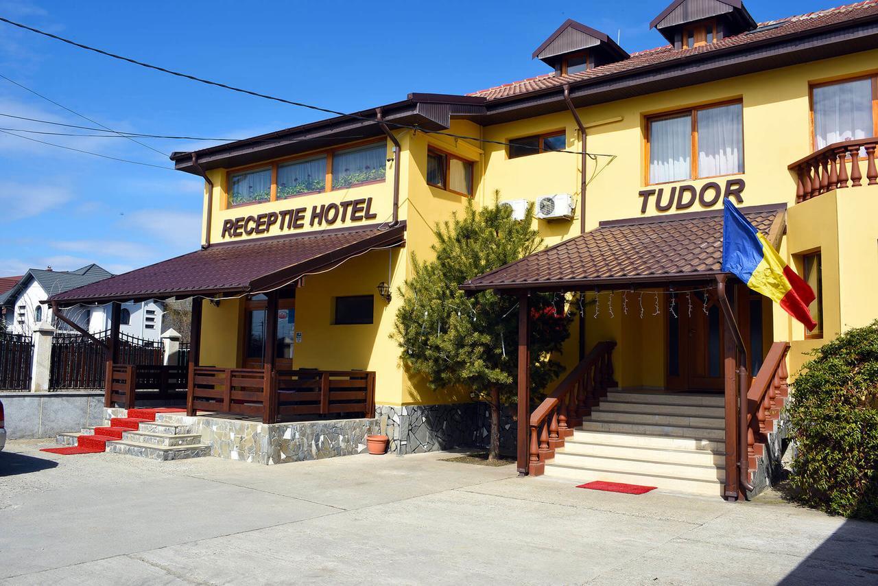 Hotel Tudor Плоещ Екстериор снимка